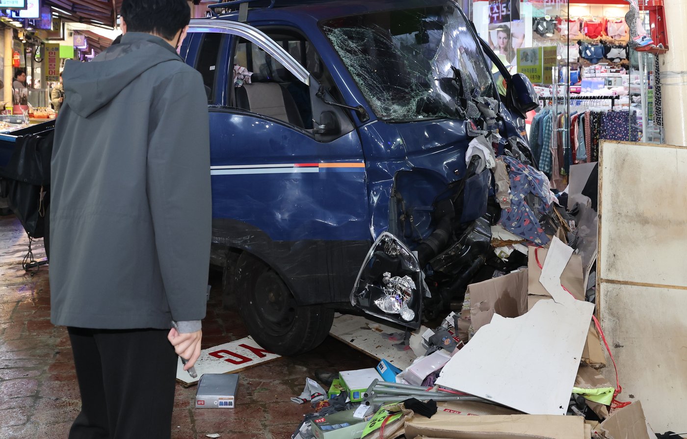 Truck crash in South Korea market kills 2 people and injures 18, officials say | iNFOnews.ca Truck crash in South Korea market kills 2 people and injures 18, officials say | iNFOnews.ca