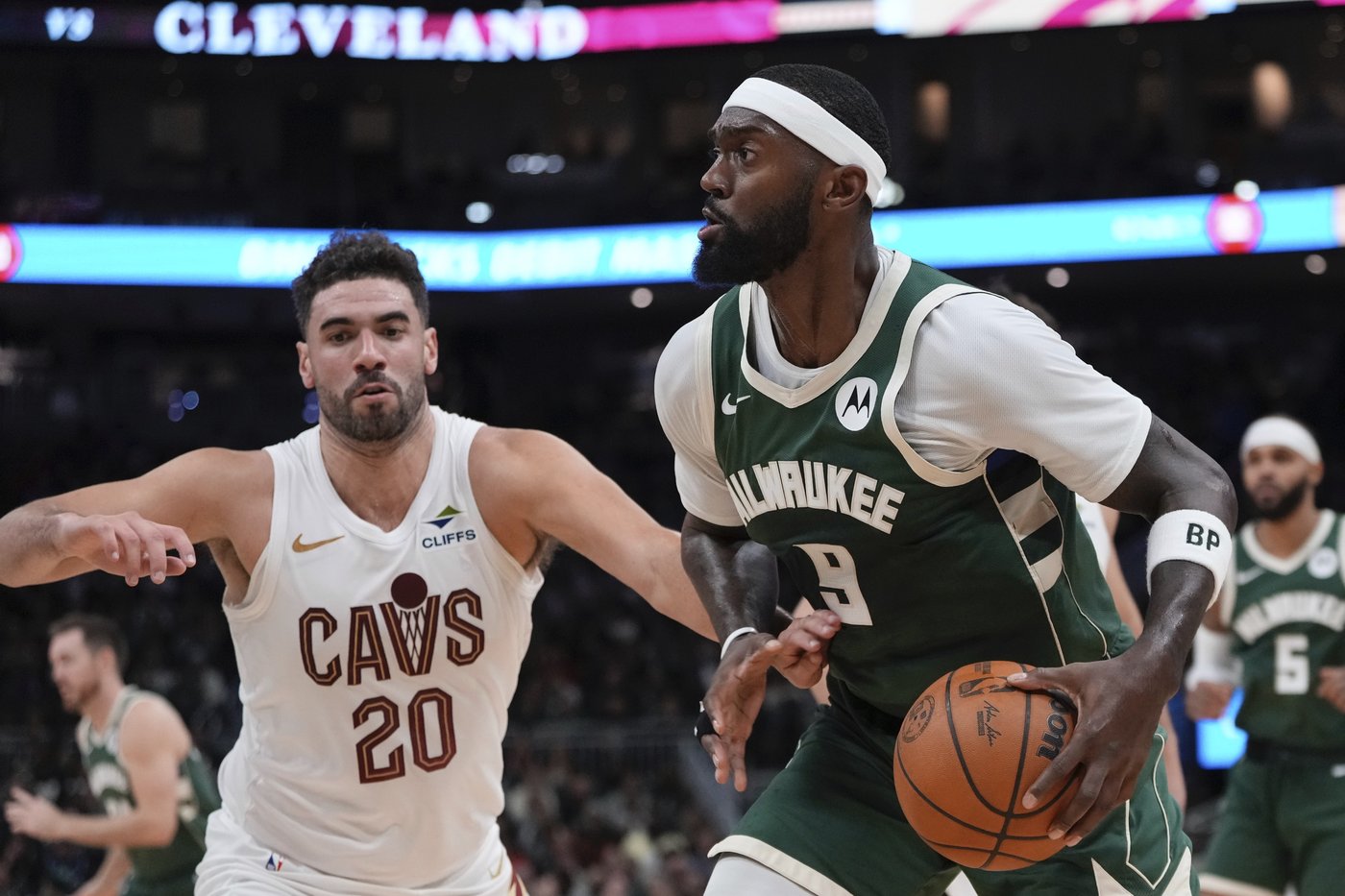 Mitchell's last-second jumper helps Cavs stay unbeaten with 114-113 win at Milwaukee | iNFOnews.ca