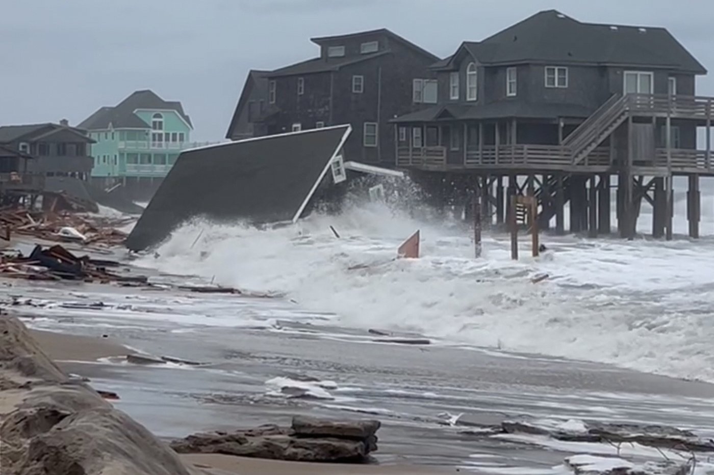 5 homes collapse into the surf of the Outer Banks as hurricanes rumble in Atlantic | iNFOnews.ca