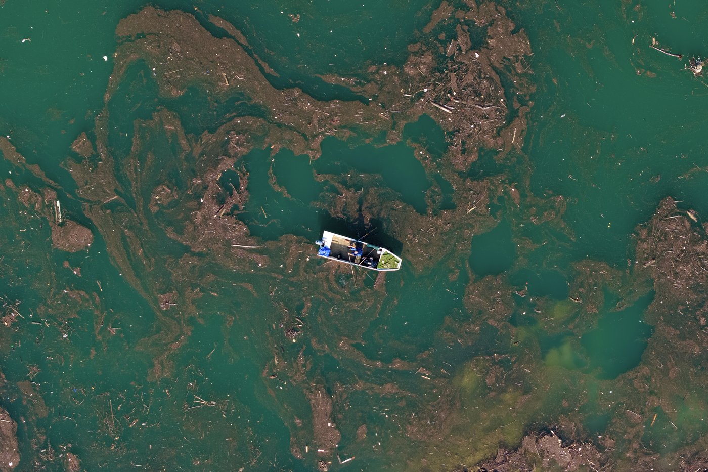Residents and activists in central Bosnia clean up a lake after massive floods | iNFOnews.ca