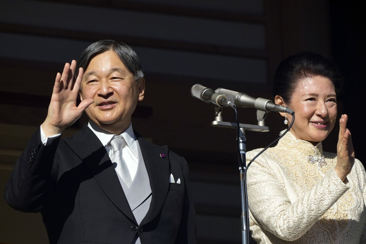 Japanese emperor and his family greet flag-waving crowd at the palace for New Year's | iNFOnews.ca