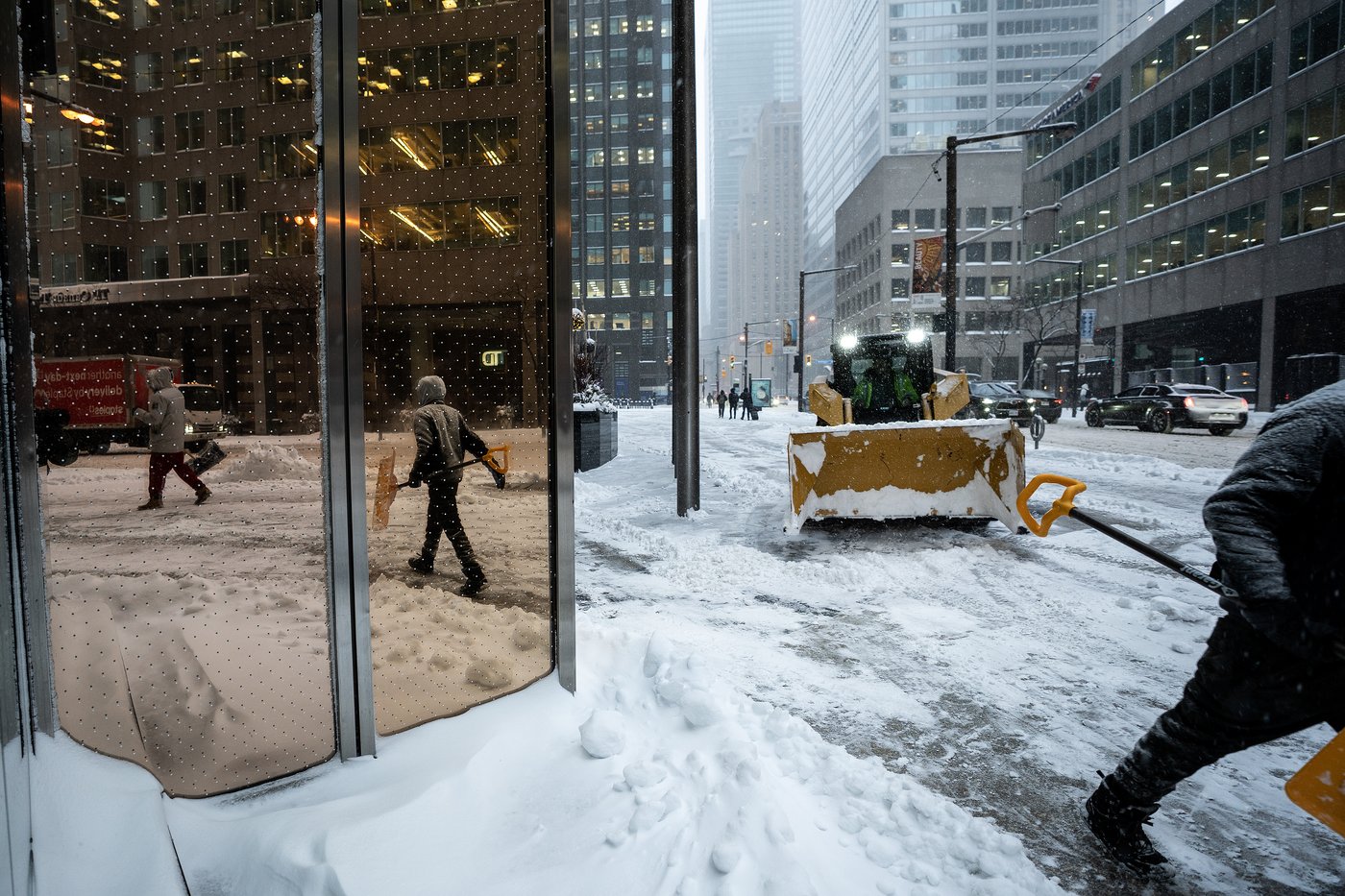 Heavy snow in southern Ontario and Quebec shutters schools, snarls commutes | iNFOnews.ca Heavy snow in southern Ontario and Quebec shutters schools, snarls commutes | iNFOnews.ca
