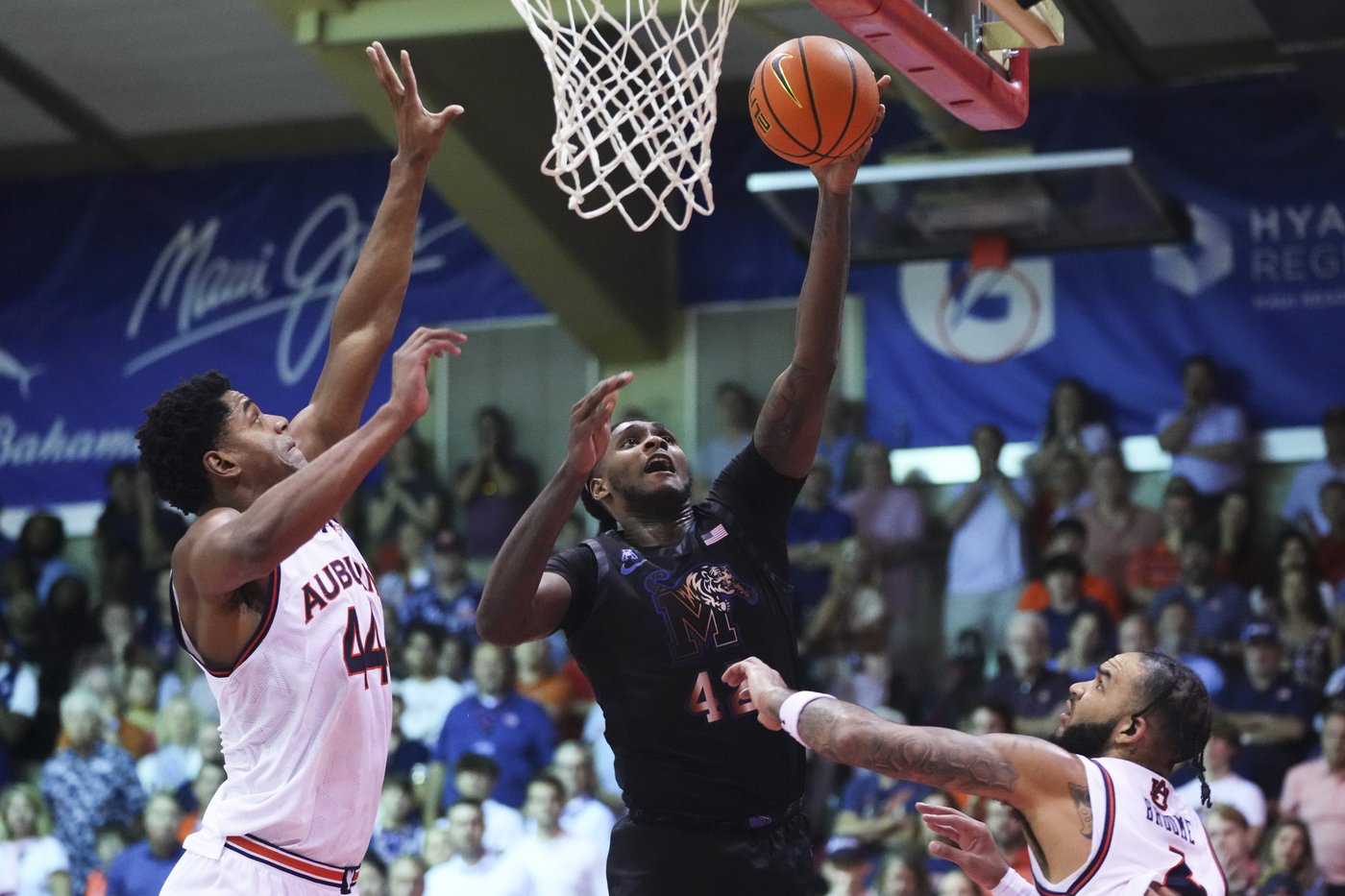 Johni Broome scores 21 and No. 4 Auburn wins Maui Invitational with a 90-76 win over Memphis | iNFOnews.ca Johni Broome scores 21 and No. 4 Auburn wins Maui Invitational with a 90-76 win over Memphis | iNFOnews.ca