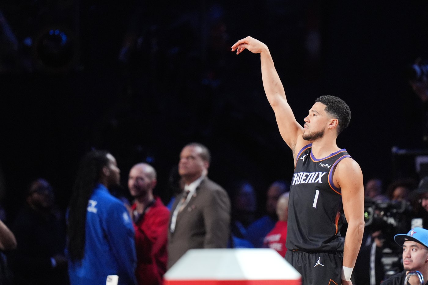 Phoenix Suns All-Star guard Devin Booker out at least 1 week with right hip strain | iNFOnews.ca