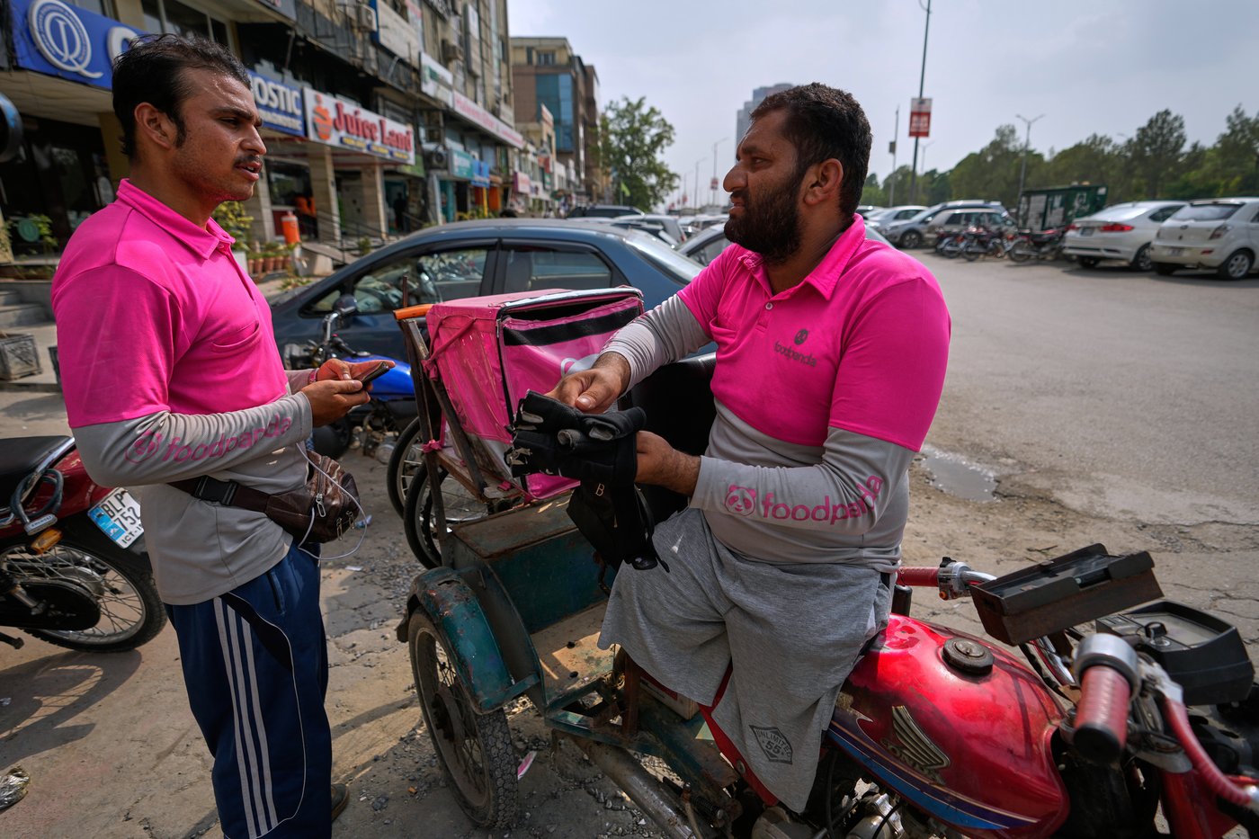 An accident took his legs. He adapted his motorcycle and rides on in Pakistan, in photos | iNFOnews.ca