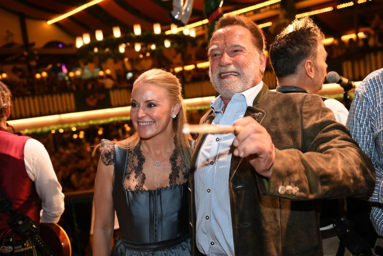 Schwarzenegger directs a band in a beer tent at Munich's Oktoberfest | iNFOnews.ca