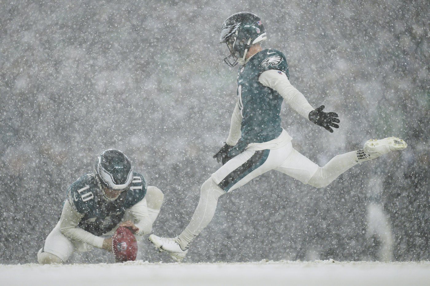 Barkley runs for 78- and 62-yard TDs in the snow and Eagles top Rams 28-22 to head to NFC title game | iNFOnews.ca Barkley runs for 78- and 62-yard TDs in the snow and Eagles top Rams 28-22 to head to NFC title game | iNFOnews.ca