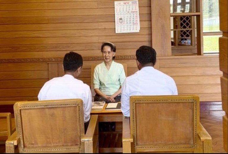Rare photos of Myanmar's ex-leader Aung San Suu Kyi show her receiving books sent by King Charles | iNFOnews.ca