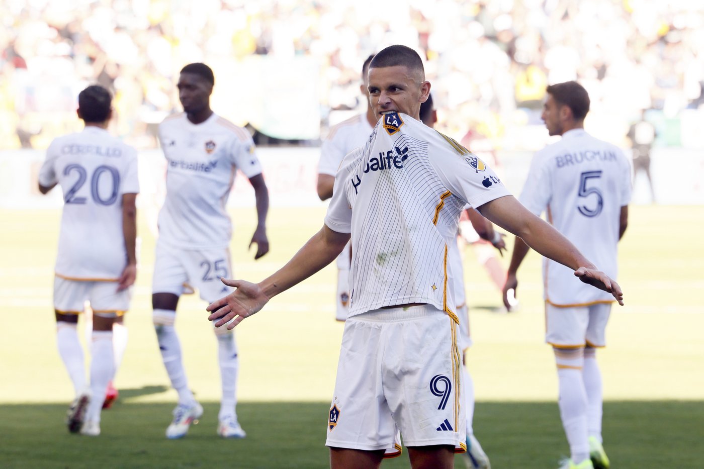 LA Galaxy strike early, hold off New York Red Bulls 2-1 to win their record 6th MLS Cup championship | iNFOnews.ca LA Galaxy strike early, hold off New York Red Bulls 2-1 to win their record 6th MLS Cup championship | iNFOnews.ca