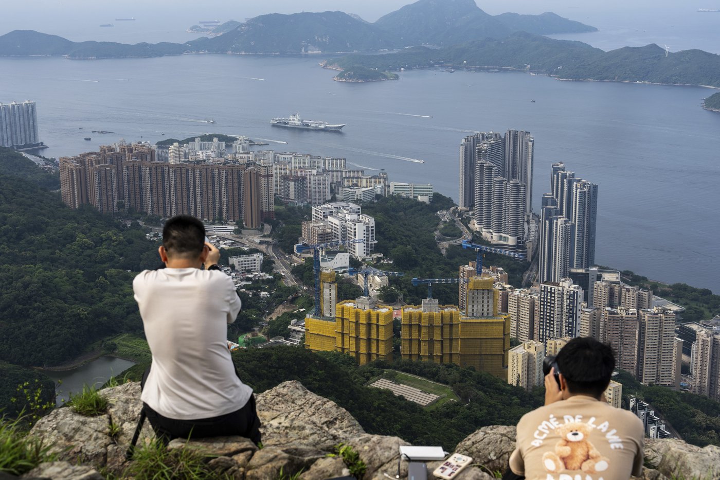 Chinese aircraft carrier sails into Hong Kong to boost patriotism | iNFOnews.ca