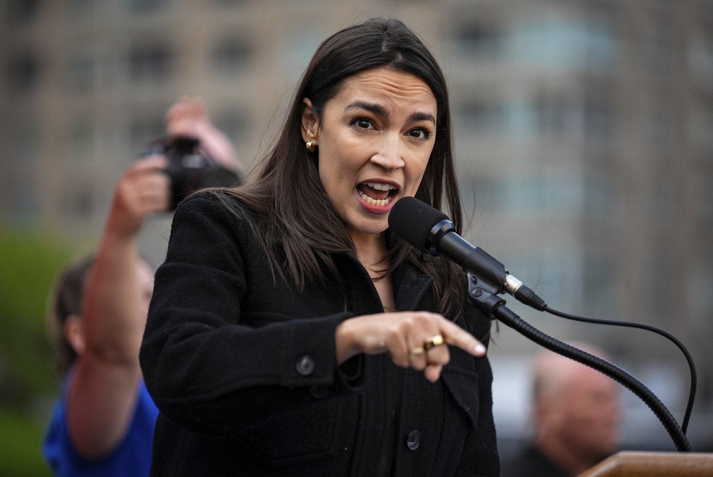 Pritzker and Ocasio-Cortez: A billionaire and a former bartender emerge as Trump resistance leaders | iNFOnews.ca