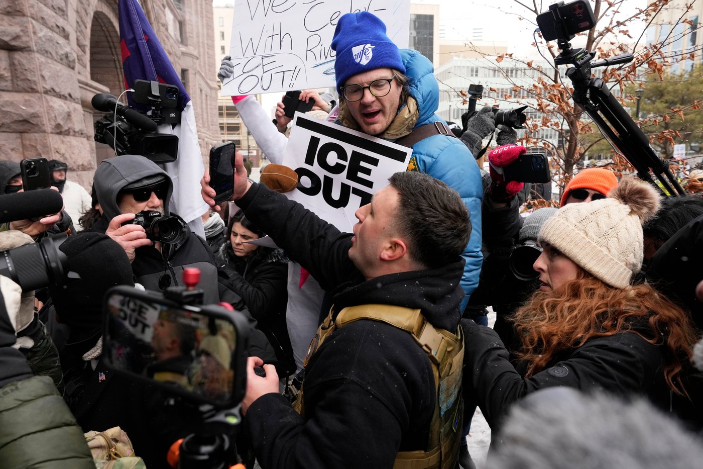 Photos show anti-ICE crowd chase off pro-ICE demonstrators from Minneapolis streets | iNFOnews.ca