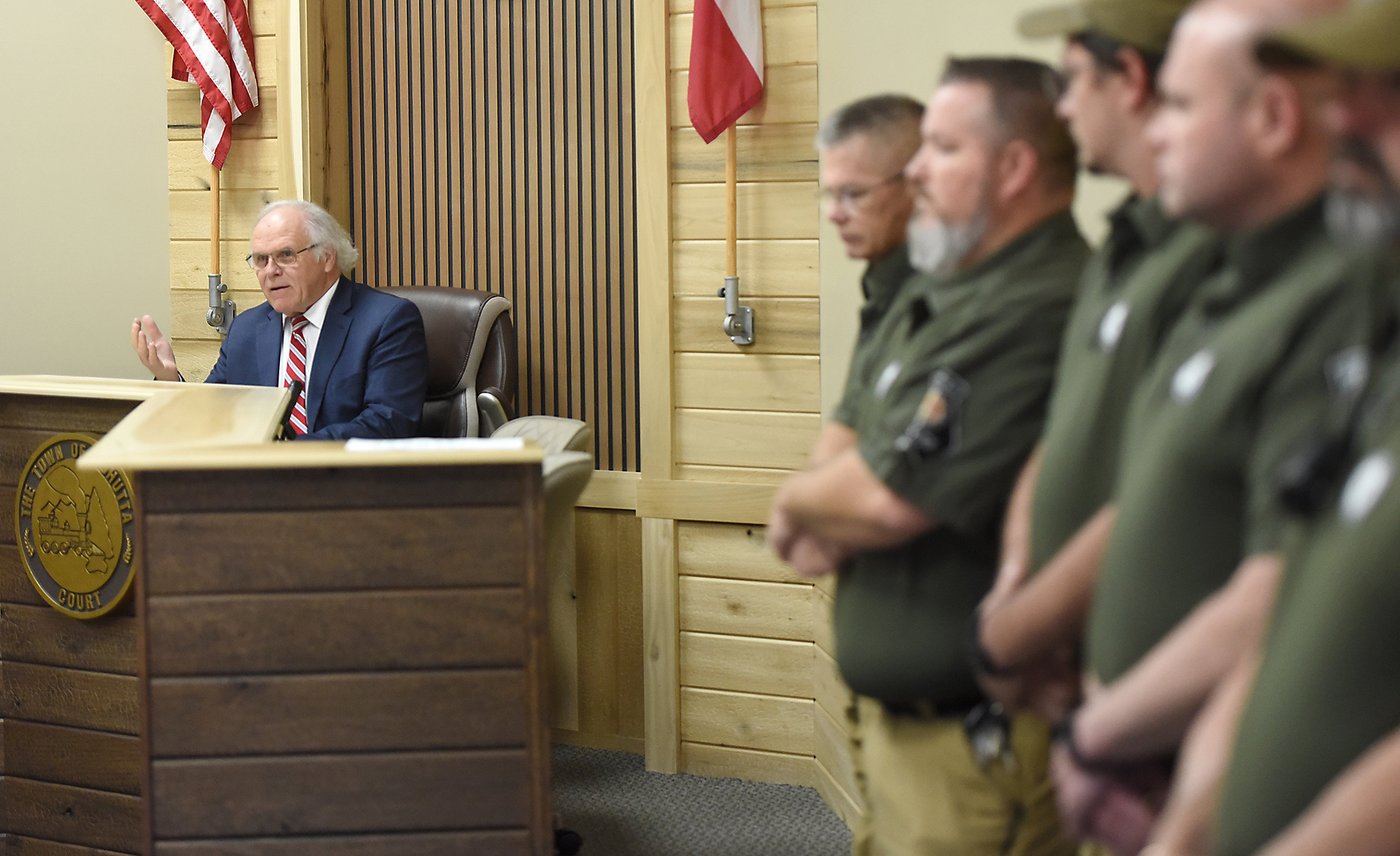 Small Georgia town reinstates police officers and department 2 days after the mayor fired them all | iNFOnews.ca Small Georgia town reinstates police officers and department 2 days after the mayor fired them all | iNFOnews.ca