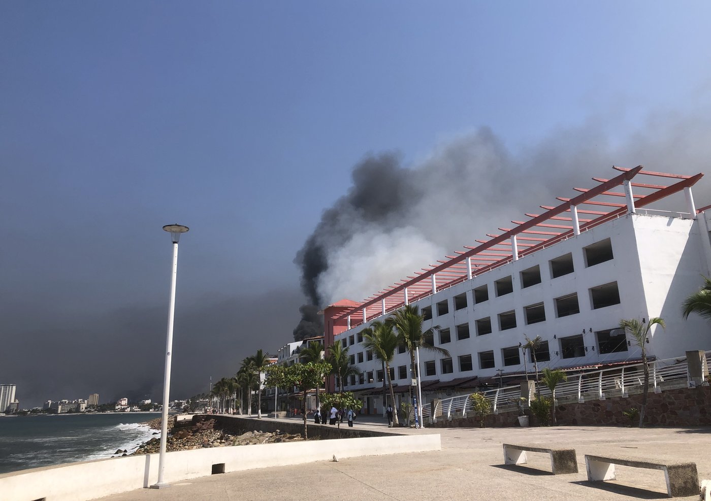 Canadian tourists sheltering in place in Mexico recount burnt-out cars, lines for food | iNFOnews.ca