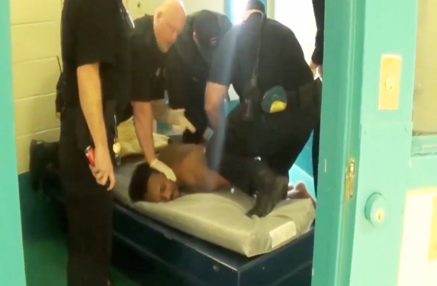 Newly released video shows Connecticut prison officers striking inmate before he died | iNFOnews.ca Newly released video shows Connecticut prison officers striking inmate before he died | iNFOnews.ca