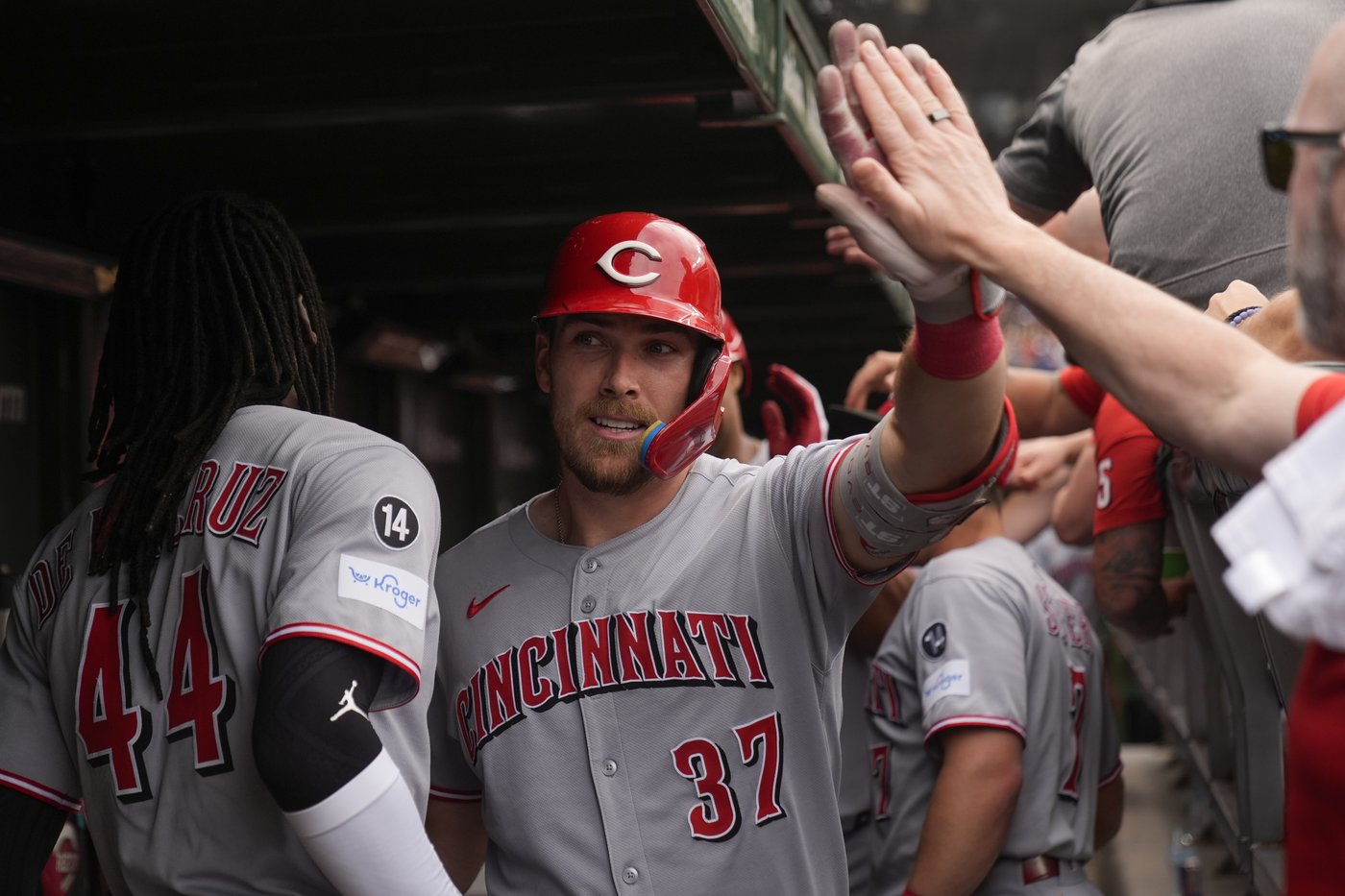 Abbott pitches 7 crisp innings as the Reds hold off the Cubs for a 6-2 win | iNFOnews.ca