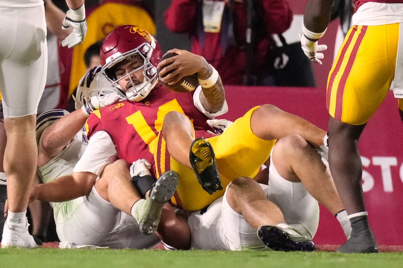 Lemon scores through air, on ground in No. 20 USC's 38-17 win over Northwestern | iNFOnews.ca Lemon scores through air, on ground in No. 20 USC's 38-17 win over Northwestern | iNFOnews.ca