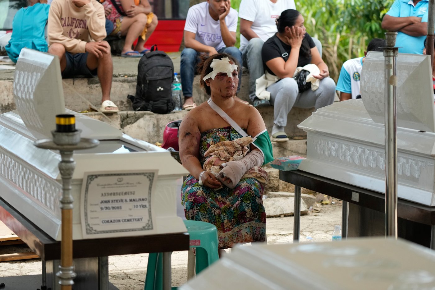 Photos show the destruction and rescue efforts after an earthquake in the Philippines | iNFOnews.ca