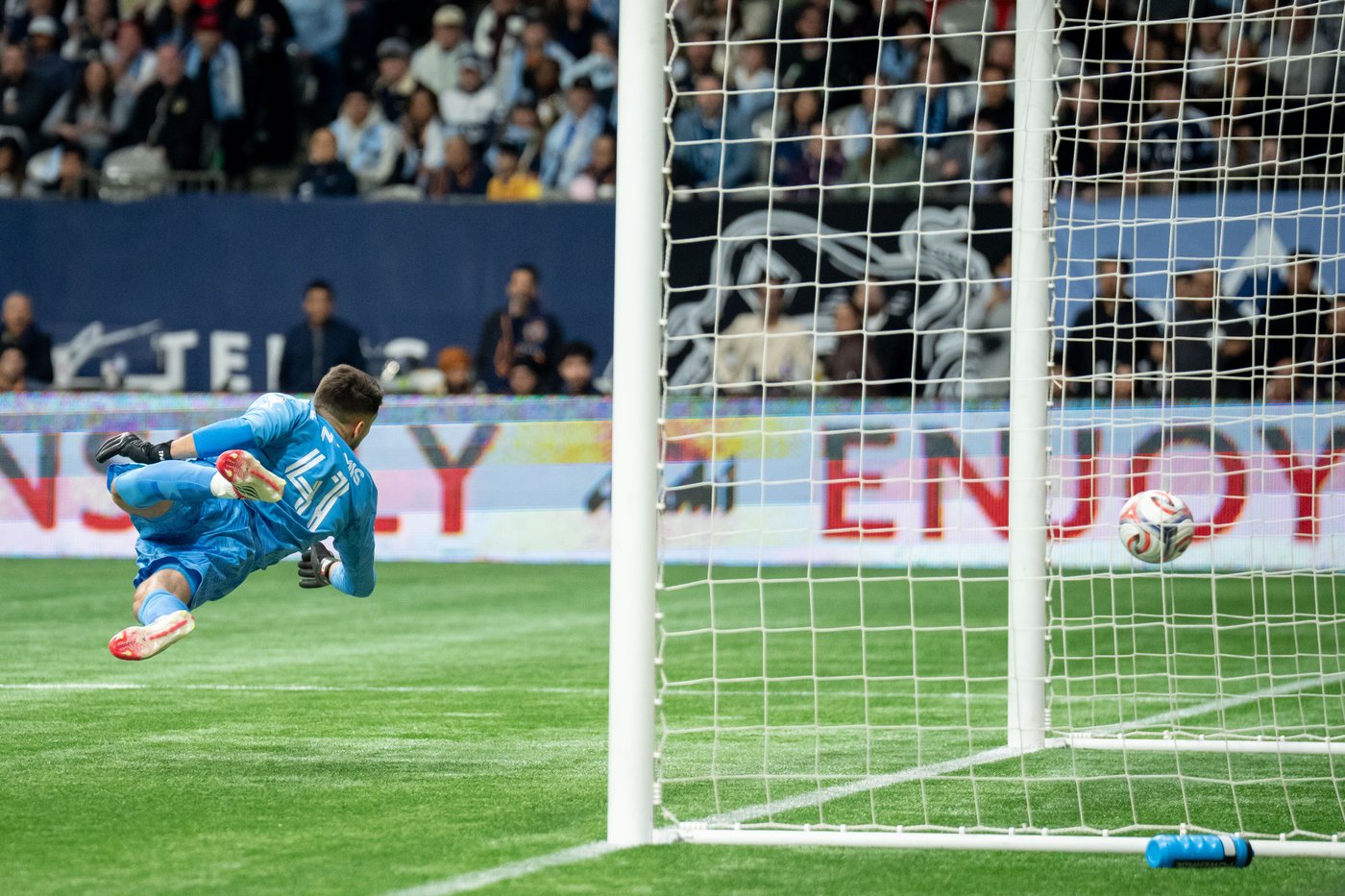 Two late goals lift Whitecaps to 3-2 come-from-behind victory over Timbers | iNFOnews.ca