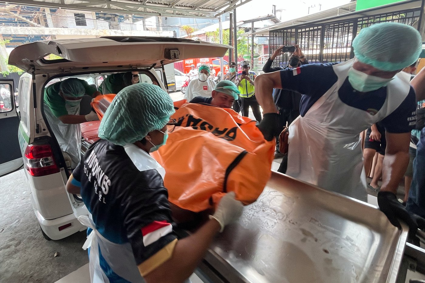 Indonesian divers recover 3 bodies from capsized ferry as salvage operation begins | iNFOnews.ca