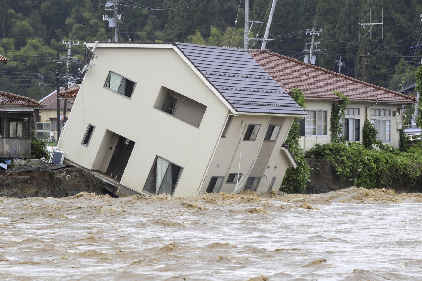 Rescue workers search for at least 6 people missing after heavy rain pounds Japan’s Noto region | iNFOnews.ca Rescue workers search for at least 6 people missing after heavy rain pounds Japan’s Noto region | iNFOnews.ca