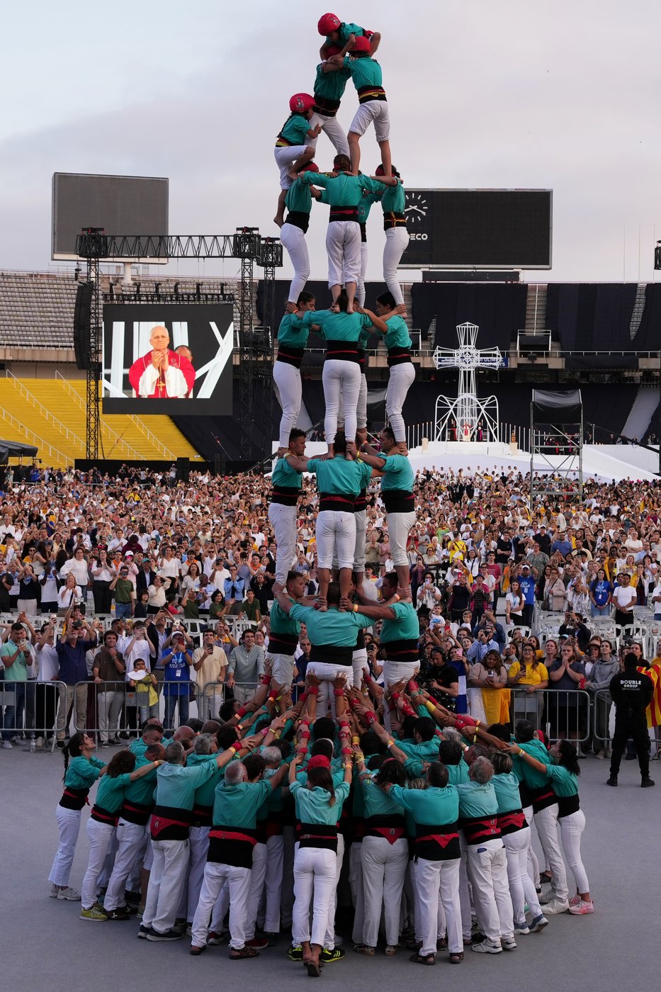 See the world in vertical: Top photos by AP photojournalists | iNFOnews.ca