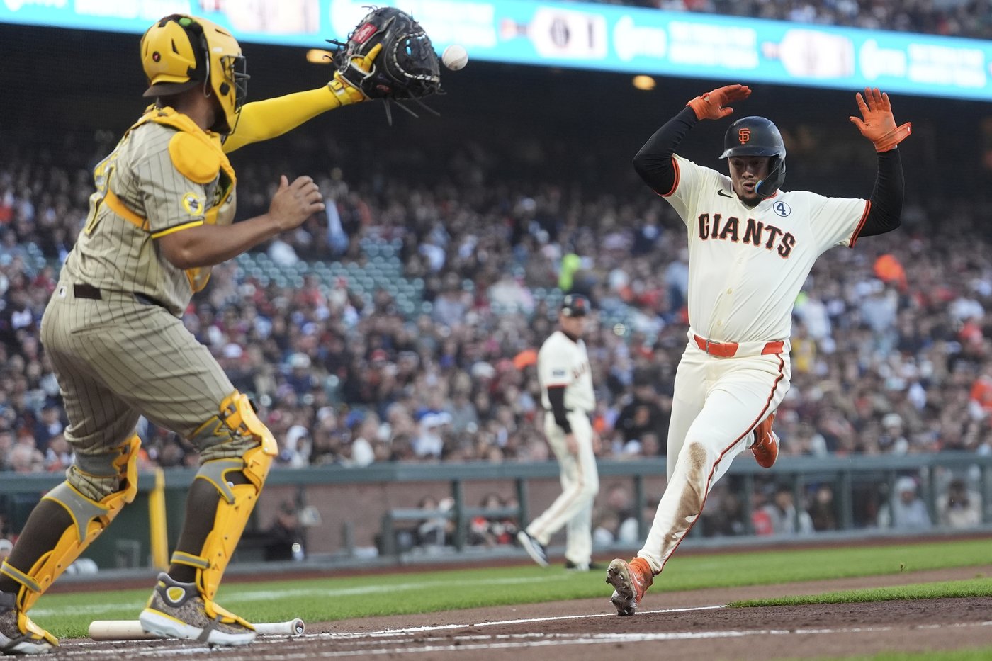 Jose Iglesias' sacrifice fly in the 10th lifts Padres over Giants 1-0 | iNFOnews.ca