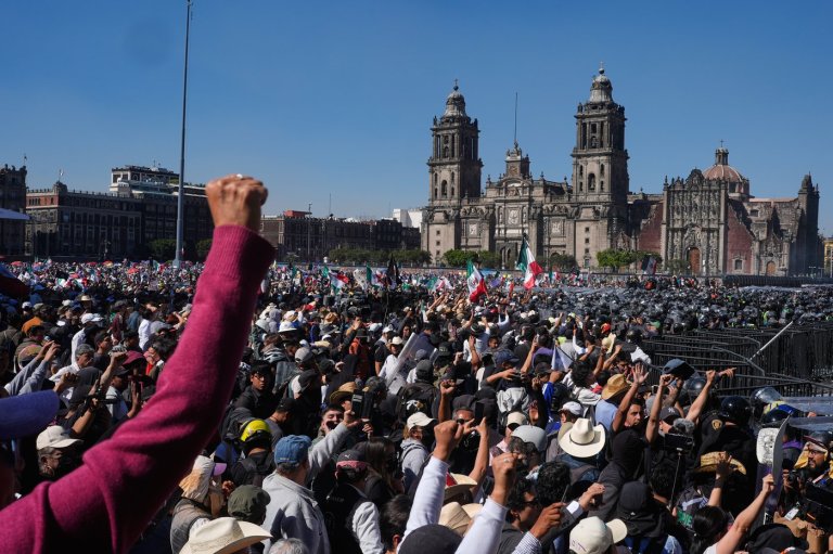 Protest inspired by 'Gen Z' movement draws few young people in Mexico and many government critics | iNFOnews.ca