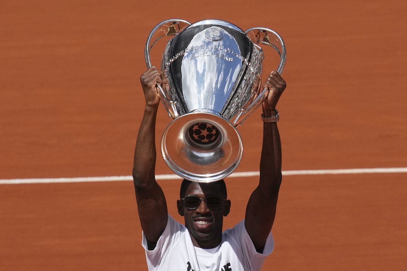 PSG star Dembélé raises Champions League trophy at the French Open | iNFOnews.ca PSG star Dembélé raises Champions League trophy at the French Open | iNFOnews.ca