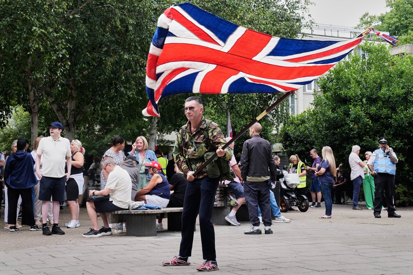 Rival anti-migrant and anti-racism protests face off outside a hotel housing migrants in London | iNFOnews.ca Rival anti-migrant and anti-racism protests face off outside a hotel housing migrants in London | iNFOnews.ca