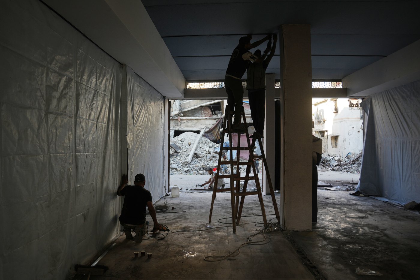 Photos show Palestinians using handmade mud bricks, wood and plastic to rebuild amid Gaza’s rubble | iNhome