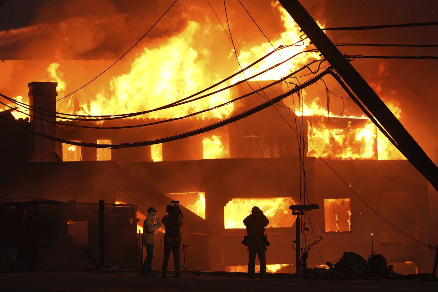 Billy Crystal, Mandy Moore among those who lost homes in Los Angeles fires | iNFOnews.ca