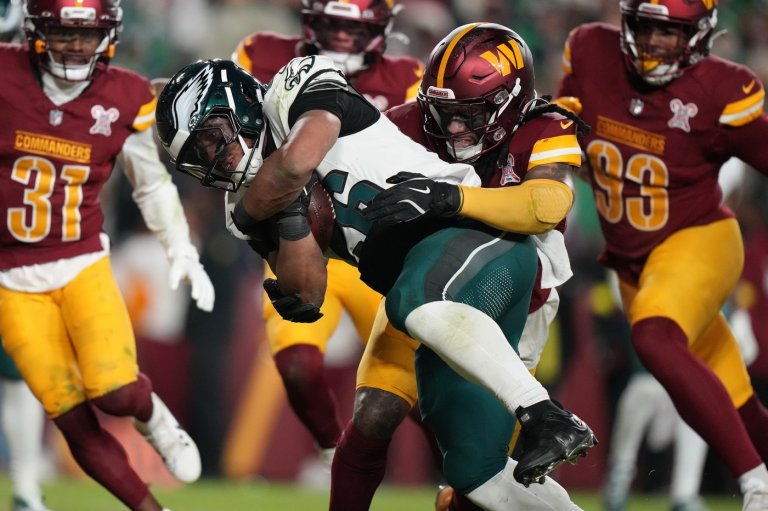 3 players are ejected after a brawl late in the Eagles' game against the Commanders | iNFOnews.ca