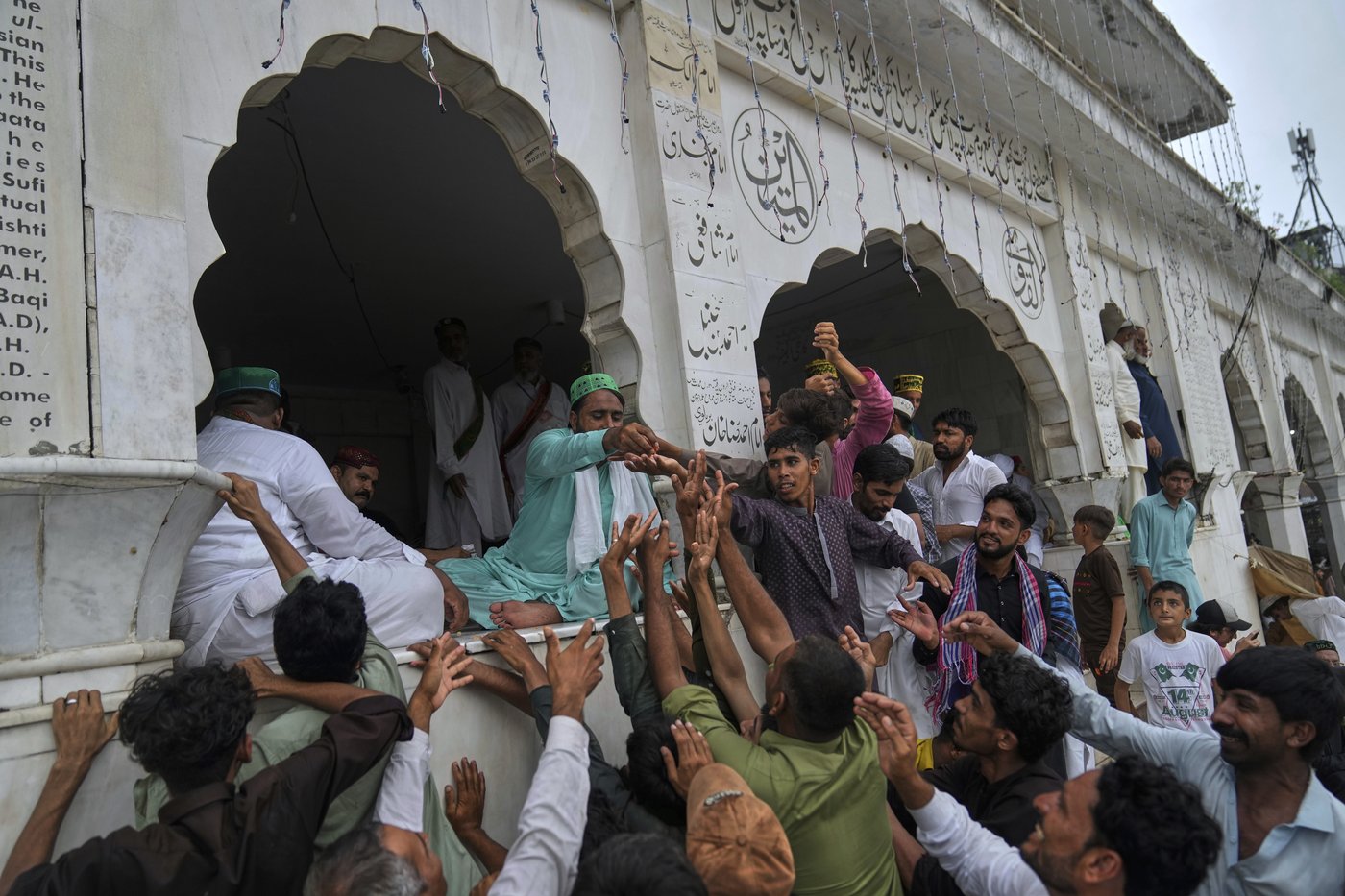 Photos of Pakistan honoring a Sufi saint with drumming, dancing, and bright lights | iNFOnews.ca