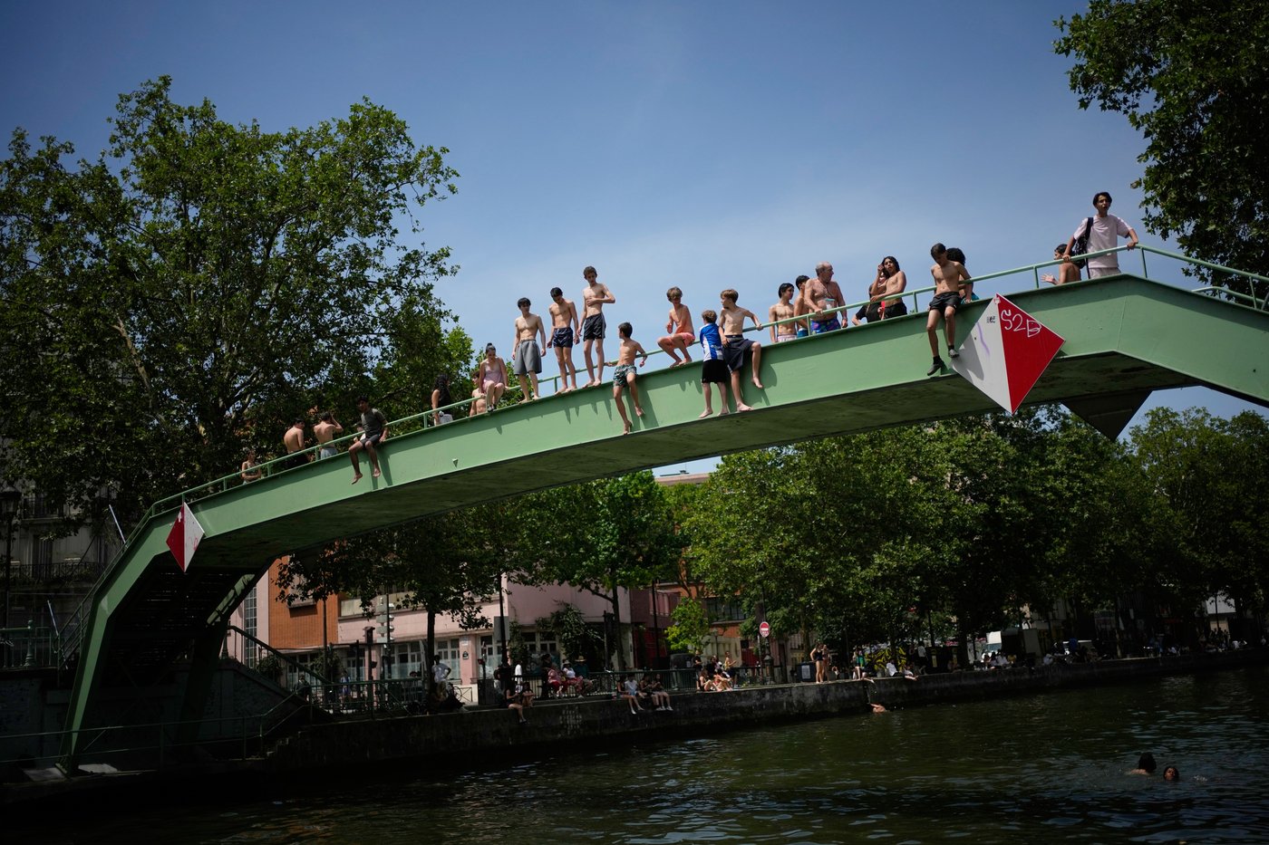 An early heat wave hits Europe, in photos | iNFOnews.ca