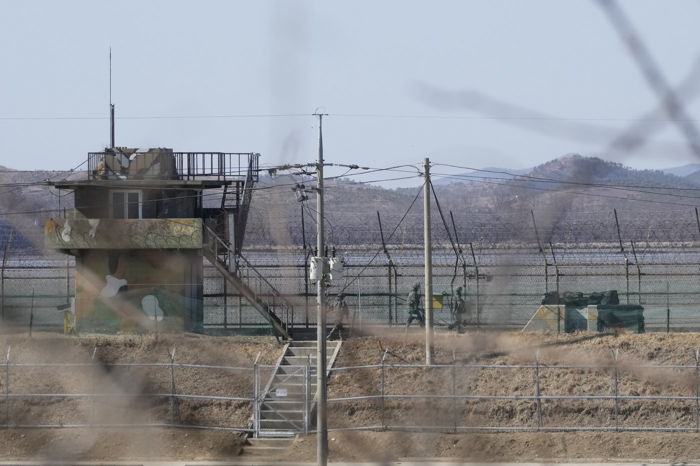 South Korea's military fires warning shots after North Korean soldiers cross the border | iNFOnews.ca