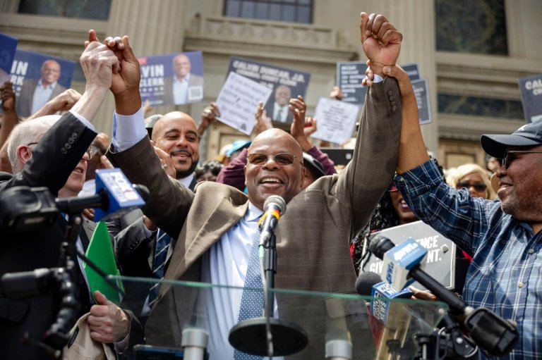 Calvin Duncan sworn in as clerk on the steps of the Orleans Parish Criminal District Court | iNFOnews.ca