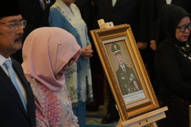 Indonesia declares late dictator Suharto a national hero, despite outrage from rights groups | iNFOnews.ca