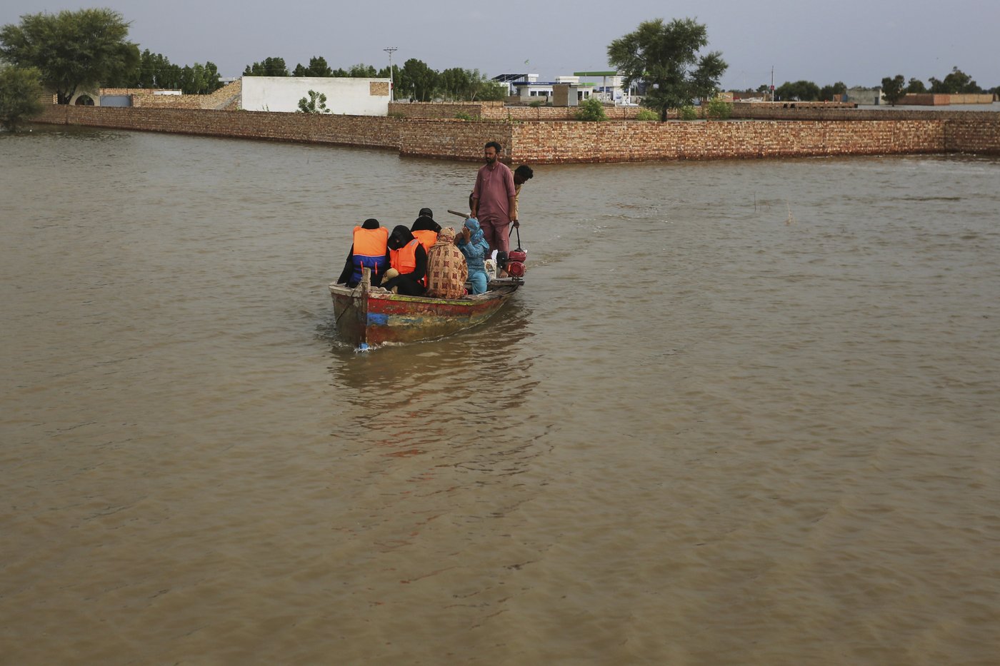 Over 120,000 evacuated from central Pakistan as floods leave survivors in scorching heat | iNFOnews.ca Over 120,000 evacuated from central Pakistan as floods leave survivors in scorching heat | iNFOnews.ca