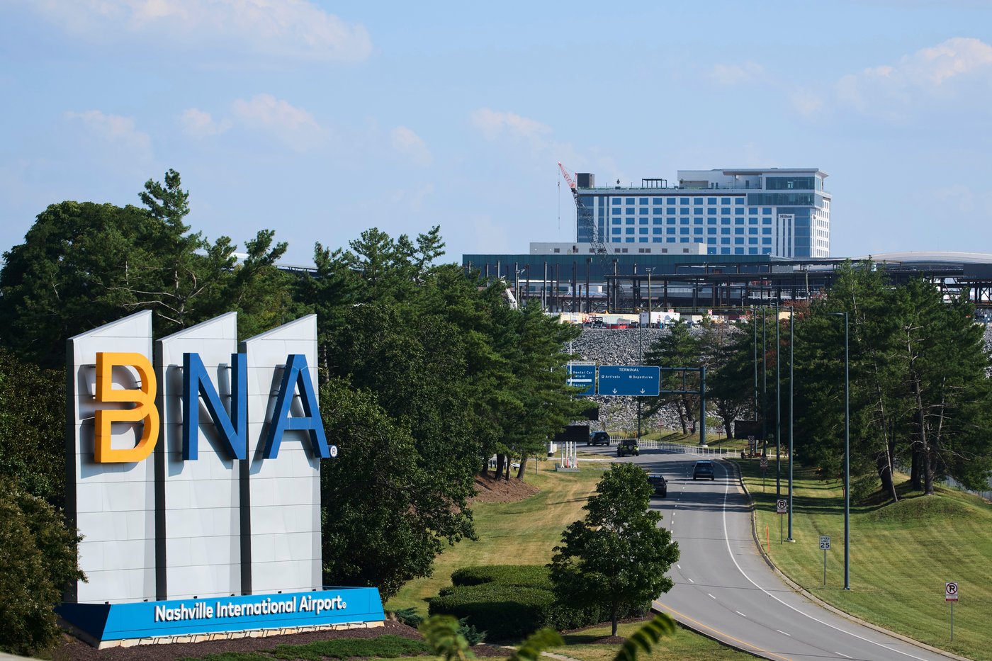GOP and Democratic officials in Nashville unite over renaming airport for Dolly Parton | iNFOnews.ca