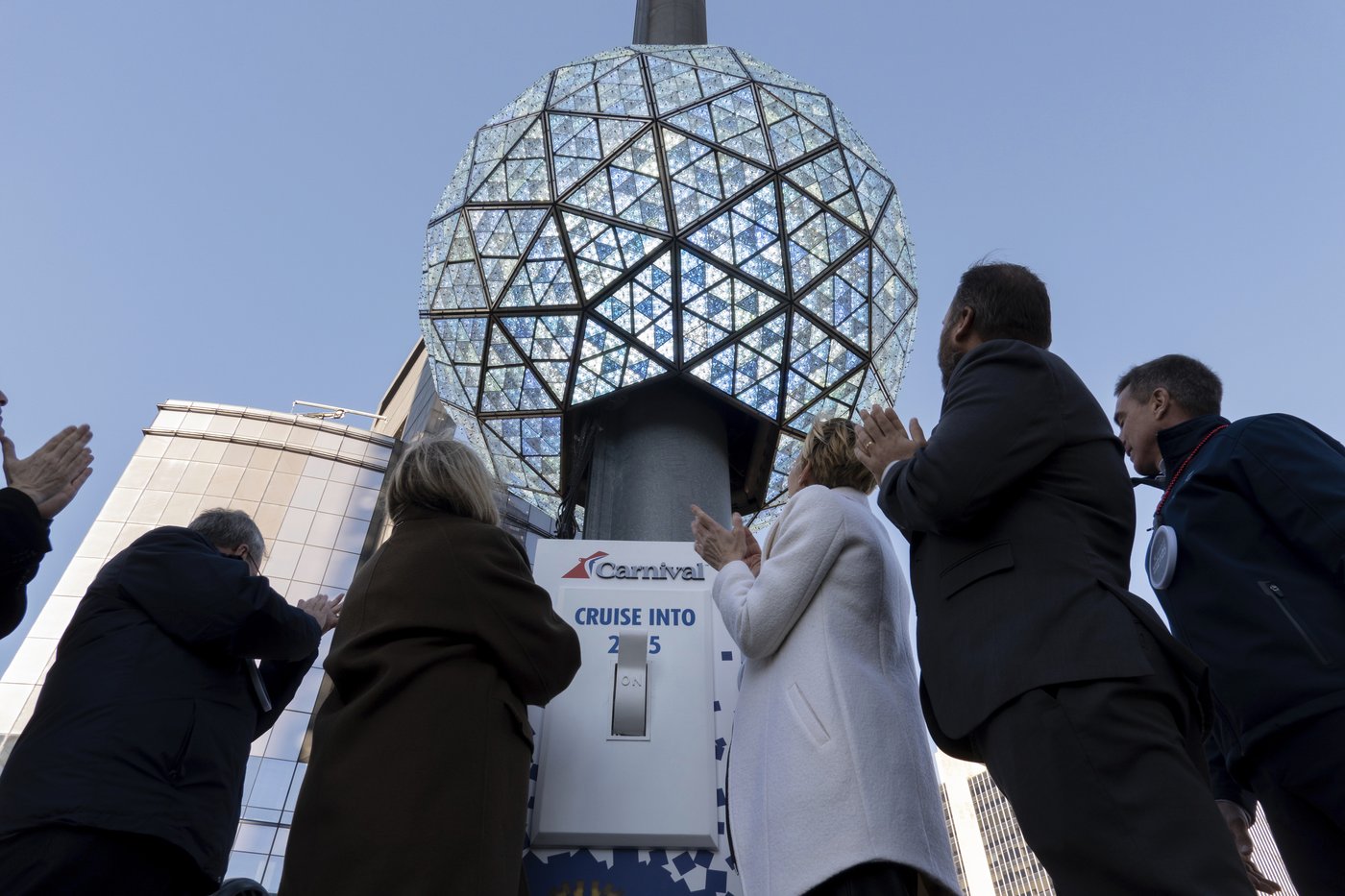 Times Square ball takes final test for New Year's Eve | iNFOnews.ca