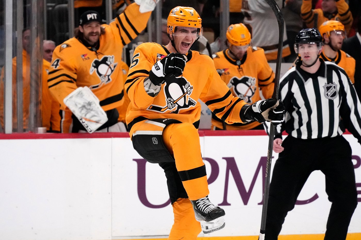 Penguins have 4-goal 2nd period to rout Blackhawks 6-2 for 5th straight win | iNFOnews.ca