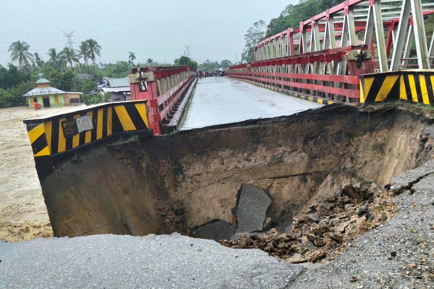 Landslides and flash floods on Indonesia’s Sumatra island leave at least 23 dead and dozens missing | iNFOnews.ca