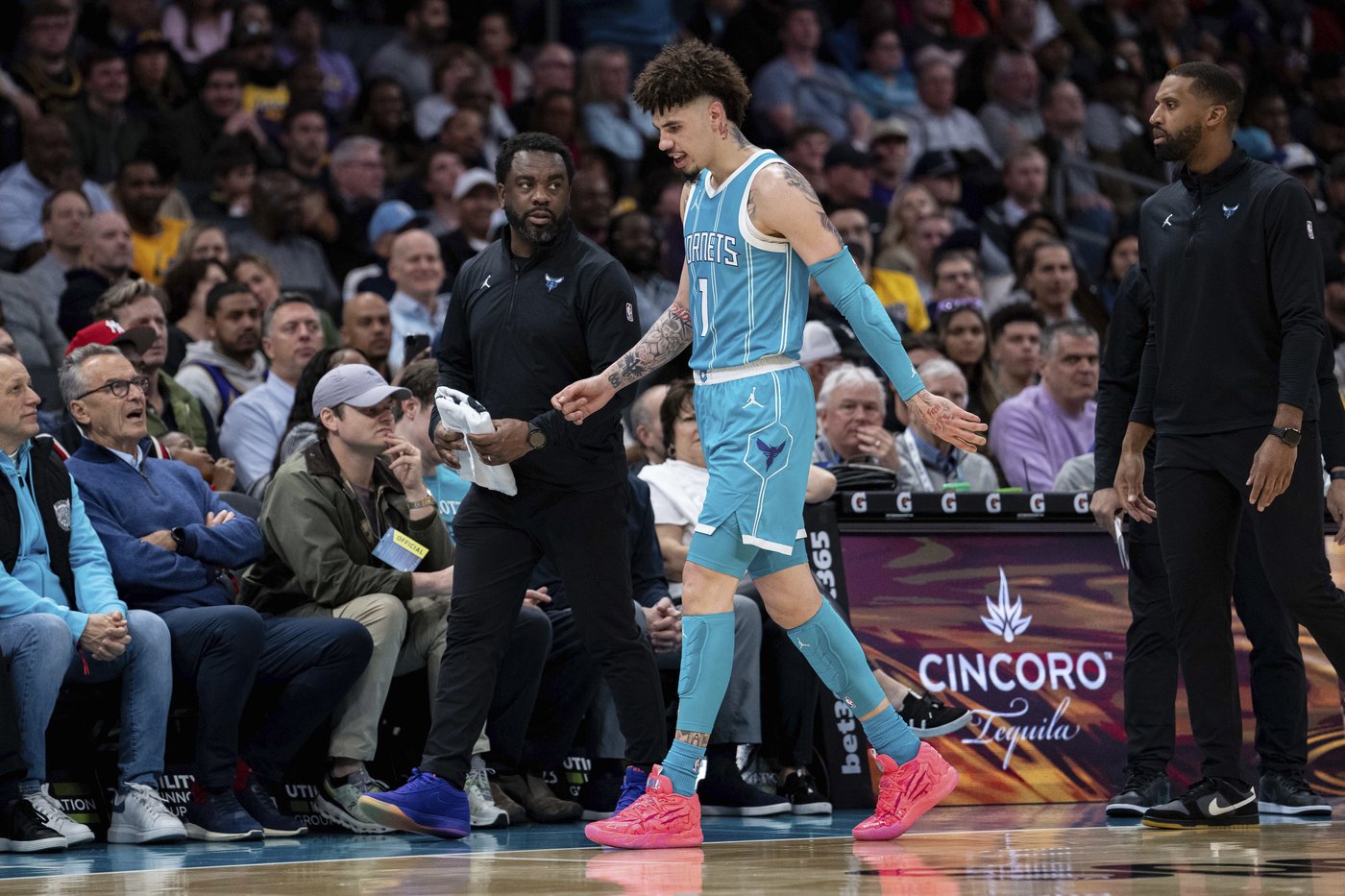 Anthony Davis scores 42 points, grabs 23 rebounds as Lakers top Hornets 112-107 for 4th straight win | iNFOnews.ca Anthony Davis scores 42 points, grabs 23 rebounds as Lakers top Hornets 112-107 for 4th straight win | iNFOnews.ca