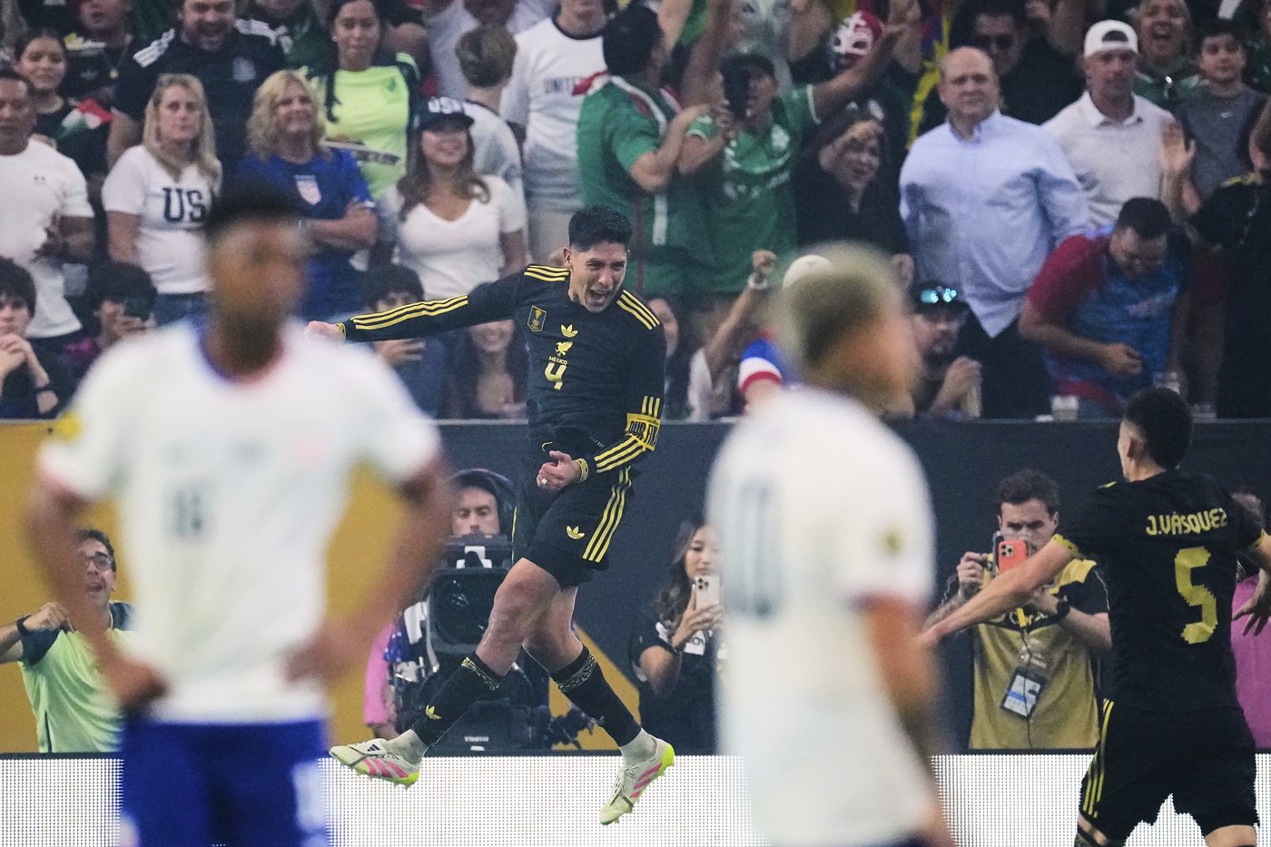 Edson Álvarez's tiebreaking goal gives Mexico 2-1 win over US for 10th Gold Cup title | iNFOnews.ca Edson Álvarez's tiebreaking goal gives Mexico 2-1 win over US for 10th Gold Cup title | iNFOnews.ca