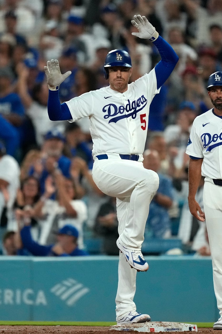 Dodgers score 5 two-out runs off Padres starter Michael King in 7-0 victory | iNFOnews.ca
