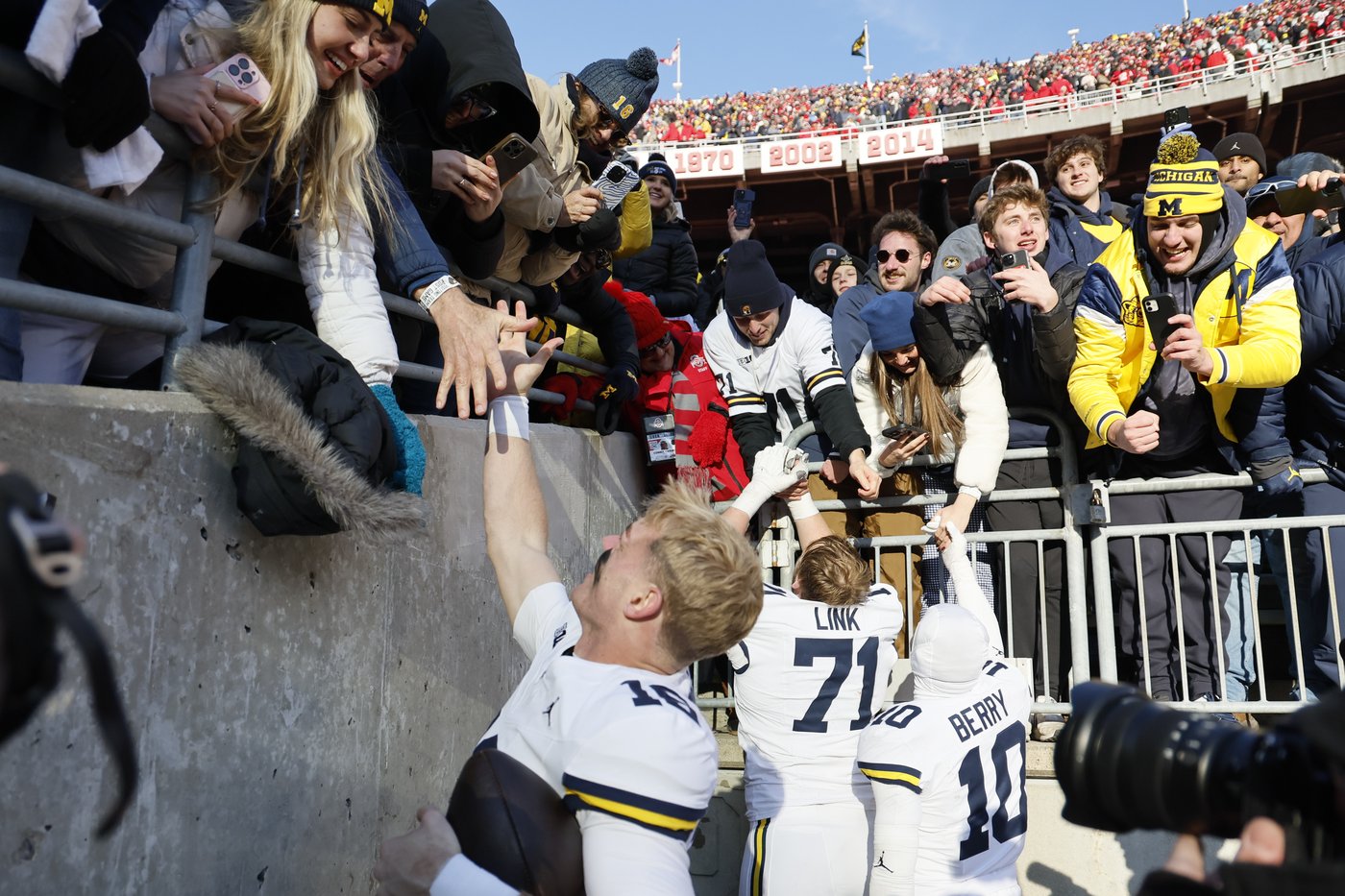 Michigan, Ohio State players brawl after Wolverines beat No. 2 Buckeyes. Police use pepper spray | iNFOnews.ca Michigan, Ohio State players brawl after Wolverines beat No. 2 Buckeyes. Police use pepper spray | iNFOnews.ca