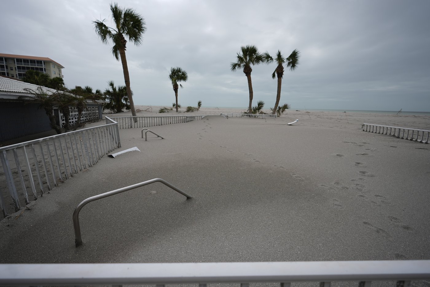 Residents slog through flooded streets, clear debris after Hurricane Milton tore through Florida | iNFOnews.ca