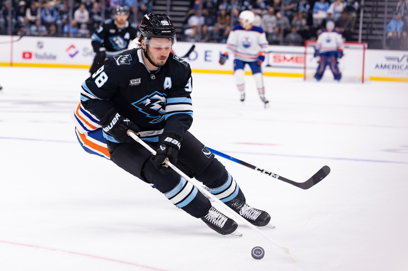 McDavid scores twice, adds three assists as Oilers drill Mammoth 6-2 | iNFOnews.ca McDavid scores twice, adds three assists as Oilers drill Mammoth 6-2 | iNFOnews.ca