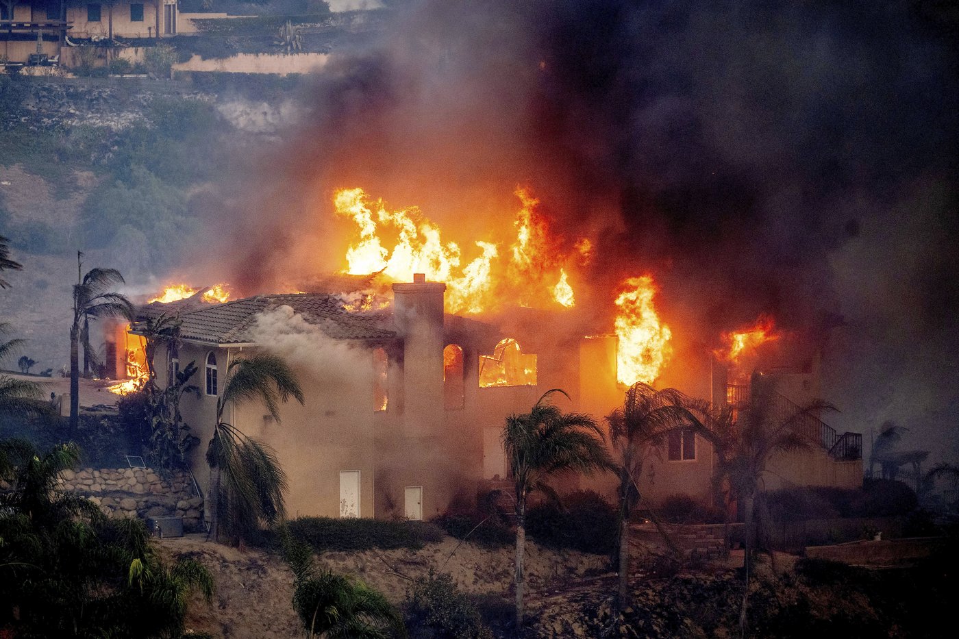 Wild winds fuel Southern California wildfire that has forced thousands to evacuate | iNFOnews.ca